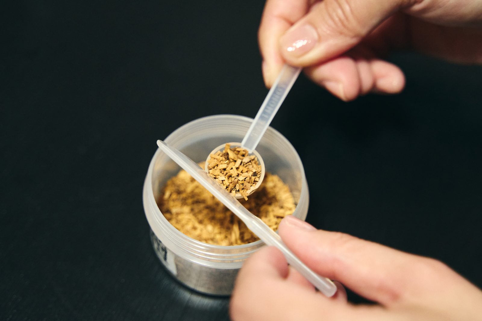 Making original smell bag containing cabos spices, a special product of Oita