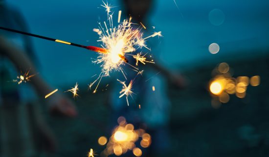 수영장에서 즐기는 여름의 불꽃타임